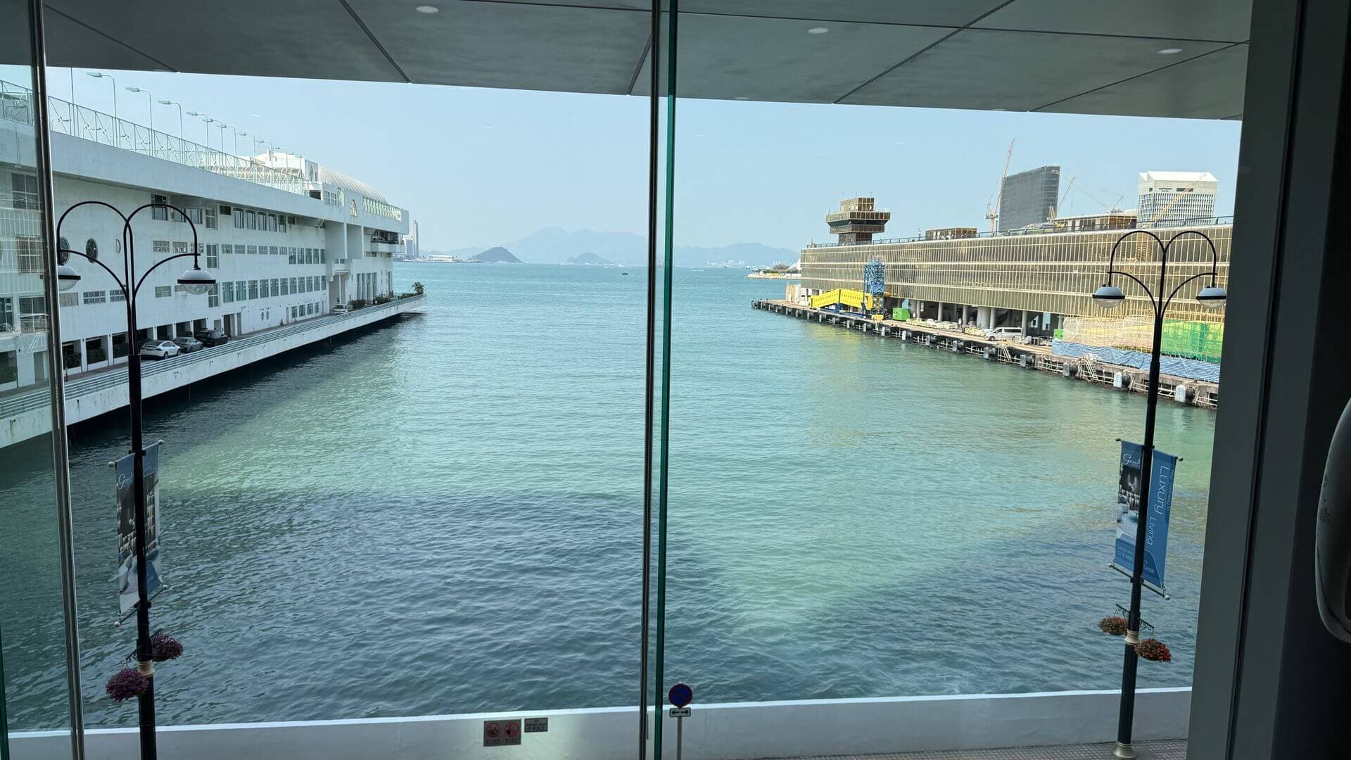 从窗口看到的香港海港景色